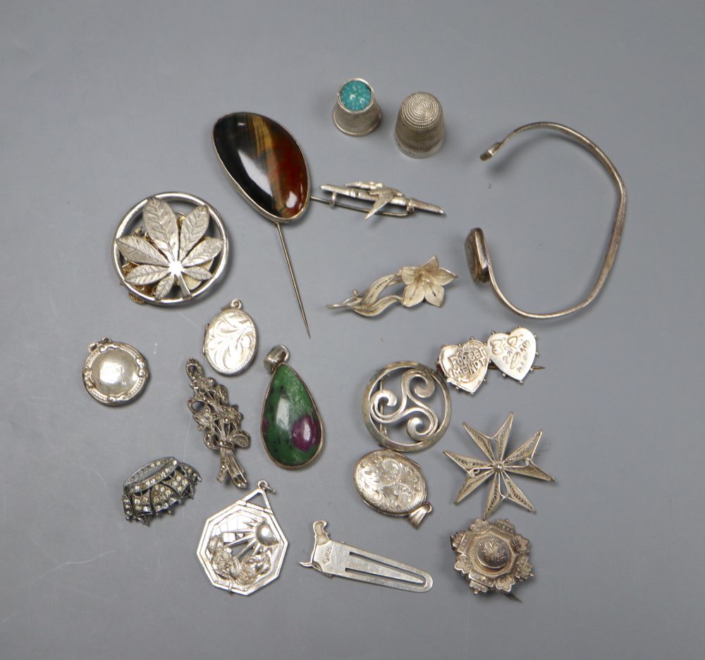 Assorted white metal jewellery, thimbles etc.